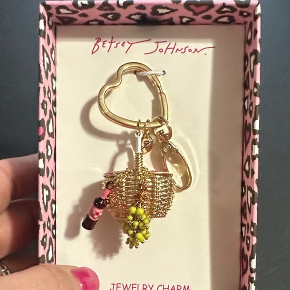 Betsey Johnson picnic basket with wine and grapes key chain and bag charm - Picture 1 of 3